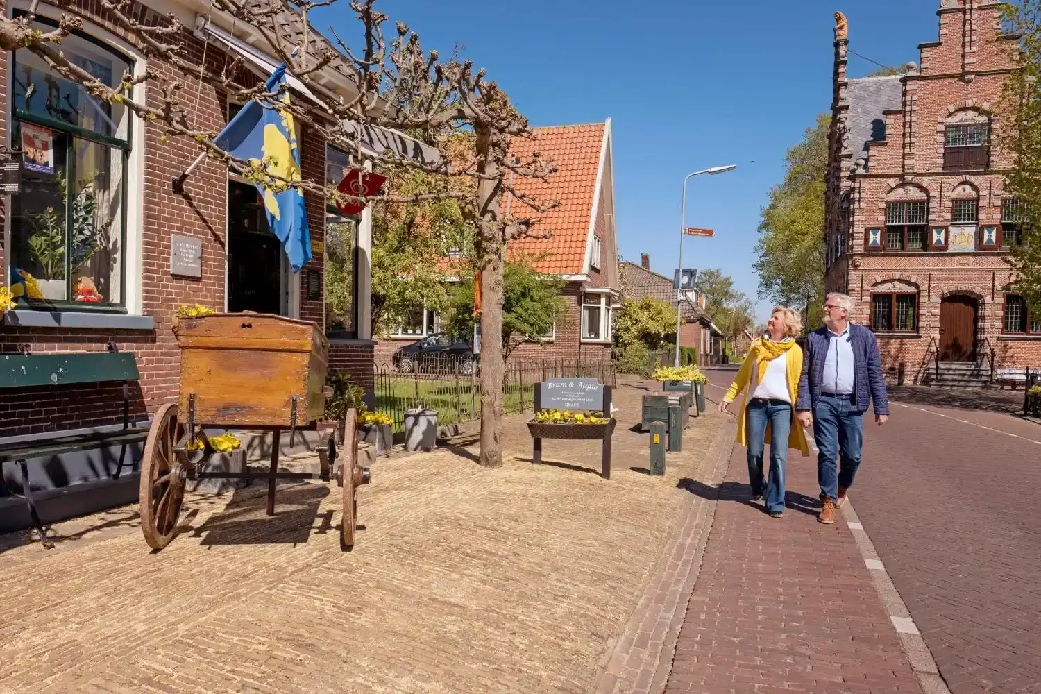 Man en vrouw wandelen op straat in Graft